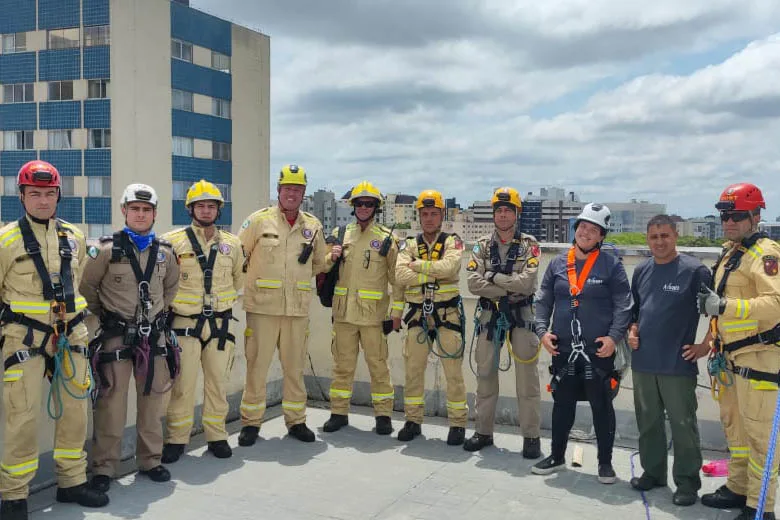 Bombeiros resgatam mulher que ficou pendurada em 9º andar de prédio em Curitiba