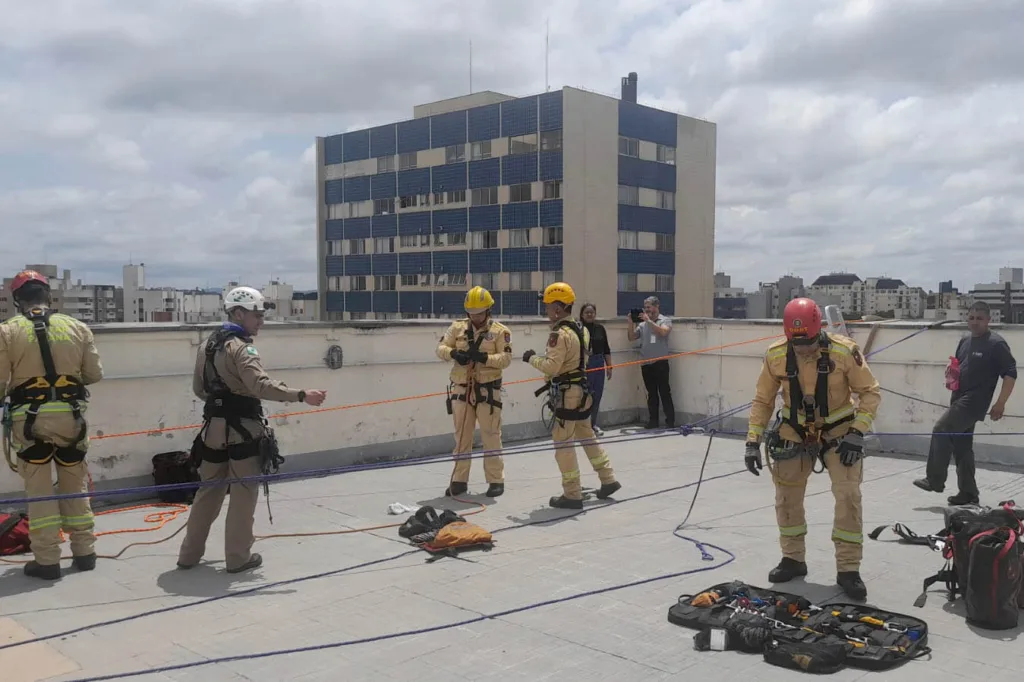 Bombeiros resgatam mulher que ficou pendurada em 9º andar de prédio em Curitiba