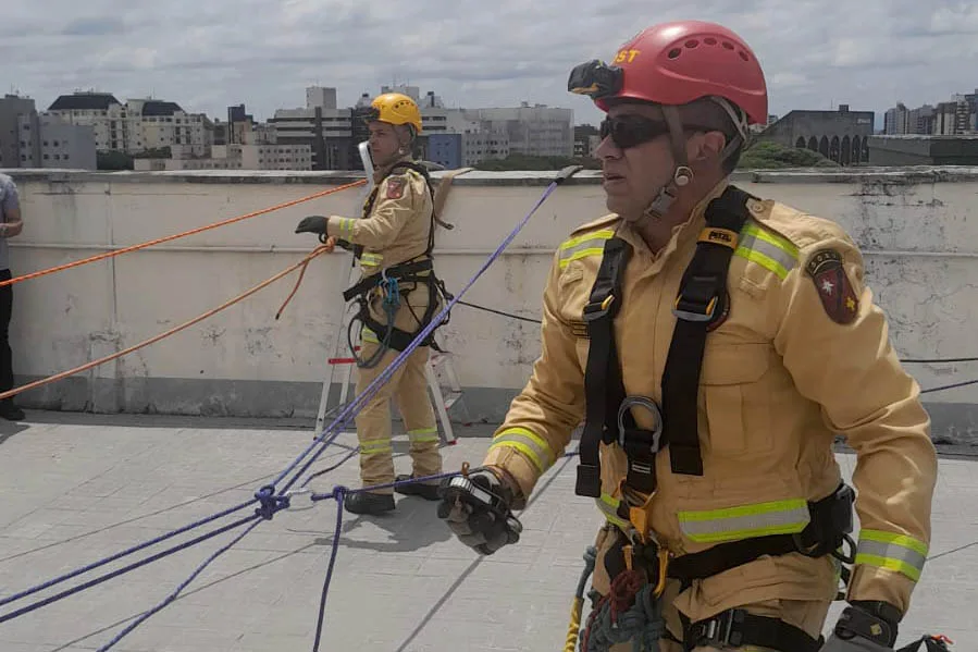 Bombeiros resgatam mulher que ficou pendurada em 9º andar de prédio em Curitiba
