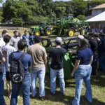 Máquinas agrícolas transportadas da Cocamar Máquinas para uma área ao lado do bloco B-34, no câmpus-sede da UEM