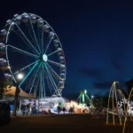 O Complexo Natalino da ‘Maringá Encantada 2024’, localizado na Praça do Antigo Aeroporto, reúne gastronomia, artesanato e entretenimento (Crédito: Fábio Reina / PMM)