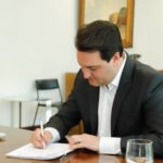 Governador do Paraná, Ratinho Junior assinando documento