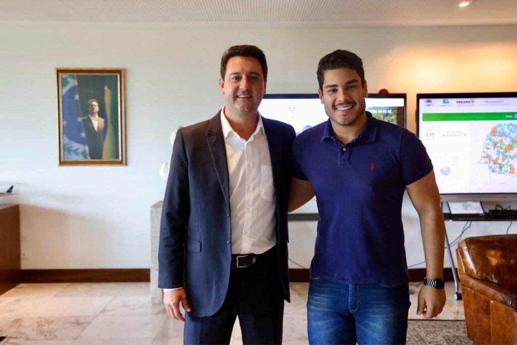 Vereador eleito Luiz Neto (Agir) ao lado do governador Carlos Massa Ratinho Júnior (PSD) no Palácio Iguaçu