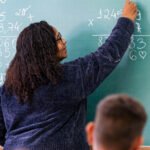 Professora escrevendo no quadro