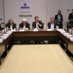 Em reunião com os deputados federais do Paraná no Palácio Iguaçu nesta segunda-feira (11), o governador Carlos Massa Ratinho Junior firmou o compromisso de complementar os investimentos que serão feitos a partir das emendas da bancada paranaense em 2025. Foto: Jonathan Campos/AEN
