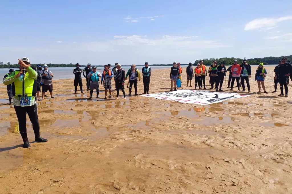 Jetskis descem o Rio Paraná com destino à Internacional Boat Show de Foz do Iguaçu