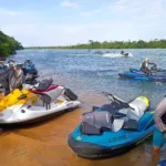 Jetskis descem o Rio Paraná com destino à Internacional Boat Show de Foz do Iguaçu