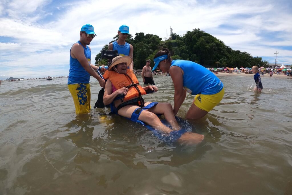 Verão Maior Paraná: cadeiras anfíbias garantem acessibilidade ao mar no Litoral paranaense