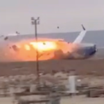 Avião comercial da Embraer cai com 67 passageiros no Cazaquistão