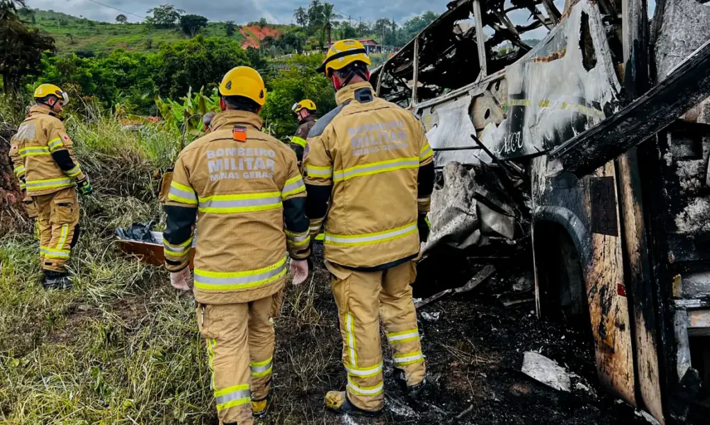 Colisão entre ônibus e carreta na BR-116 em Minas Gerais causa 38 mortes