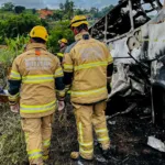 O acidente ocorreu depois que um grande bloco de granito, que era transportado pela carreta, se soltou e se chocou com um ônibus de viagem,