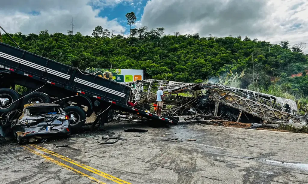 Colisão entre ônibus e carreta na BR-116 em Minas Gerais causa 38 mortes
