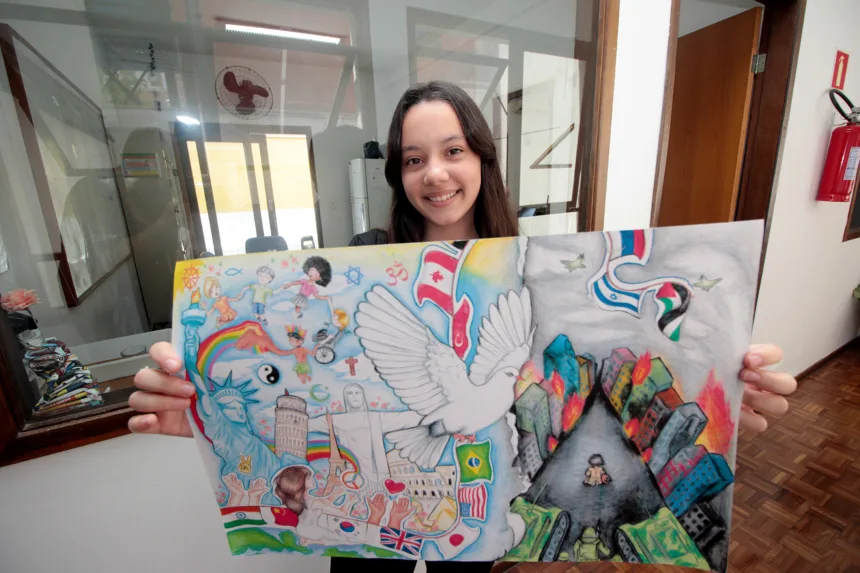 Aluna de desenho do Centro Juvenil de Artes Plásticas é vencedora paranaense de concurso internacional Foto: Anderson Tozato/SEEC-PR