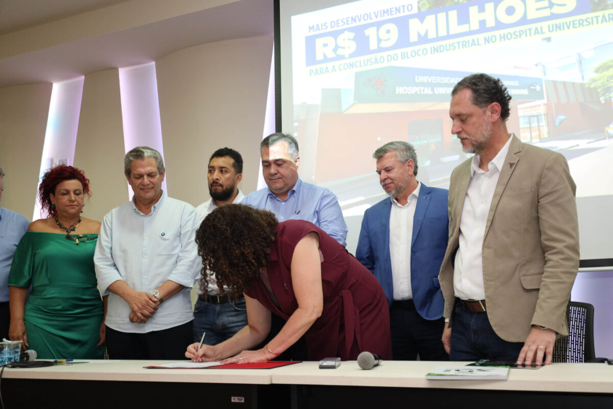 Com R$ 19 milhões do Estado, obras do Bloco Industrial do HU de Maringá serão concluídas 15 Com R$ 19 milhões do Estado, obras do Bloco Industrial do HU de Maringá serão concluídas