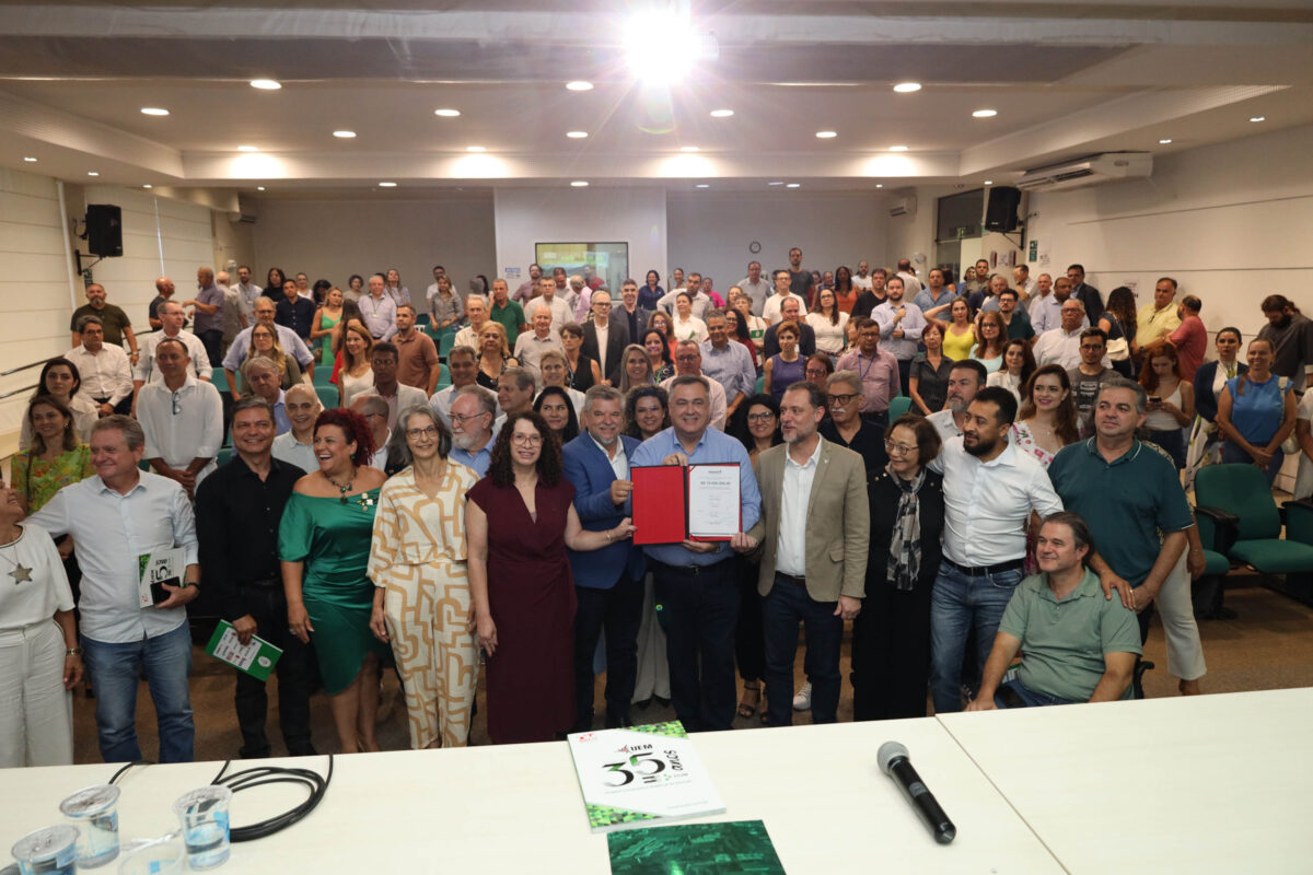 Com R$ 19 milhões do Estado, obras do Bloco Industrial do HU de Maringá serão concluídas 9 Com R$ 19 milhões do Estado, obras do Bloco Industrial do HU de Maringá serão concluídas