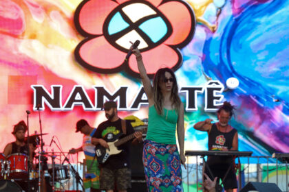 Praia, reggae e pôr do sol: Namastê encanta público no Verão Maior Paraná