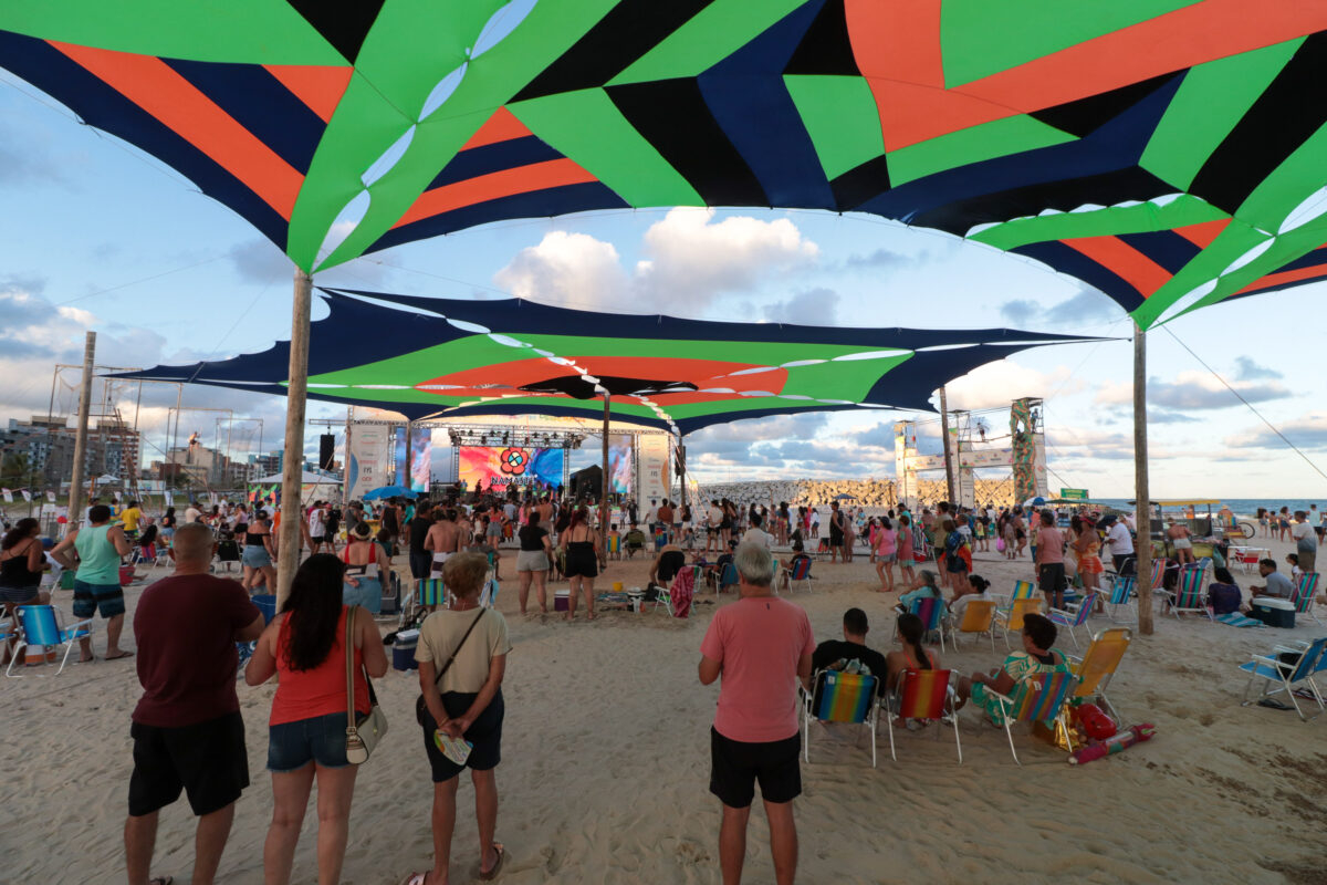 Praia, reggae e pôr do sol: Namastê encanta público no Verão Maior Paraná 8 Praia, reggae e pôr do sol: Namastê encanta público no Verão Maior Paraná