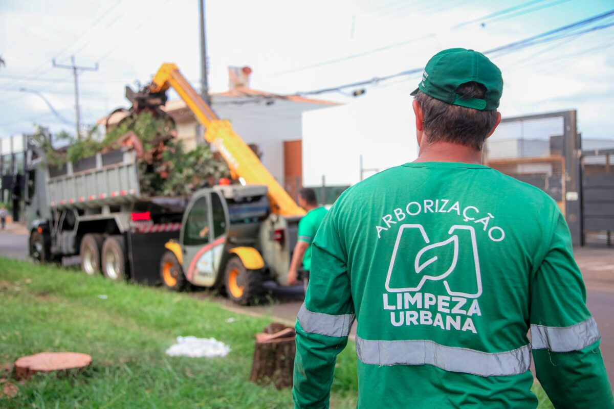 Prefeitura de Maringá realiza ações de limpeza e poda de árvores nos bairros e no Cemitério Municipal 7 Prefeitura de Maringá realiza ações de limpeza e poda de árvores nos bairros e no Cemitério Municipal