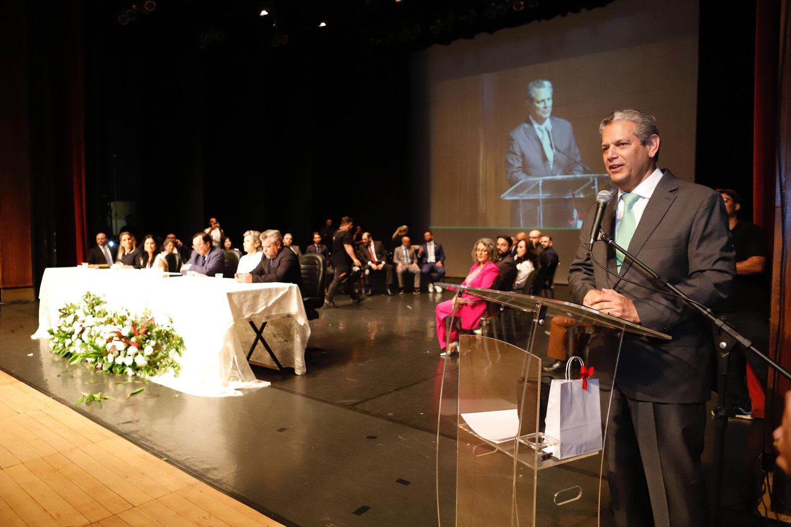 Com o Teatro Calil Haddad lotado, Silvio Barros e Sandra Jacovós tomam posse como prefeito e vice-prefeita de Maringá