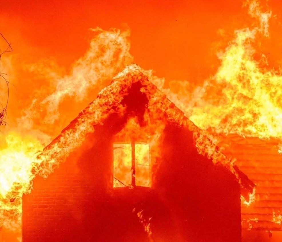Los Angeles enfrenta incêndios florestais incontroláveis; 5 pessoas morreram