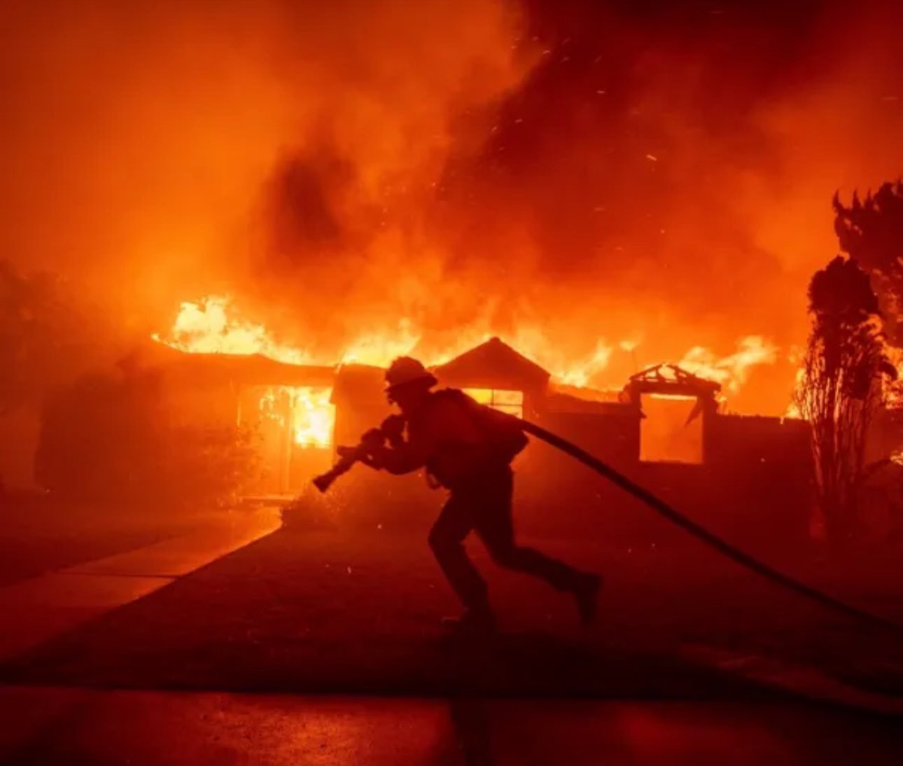 Los Angeles enfrenta incêndios florestais incontroláveis; 5 pessoas morreram