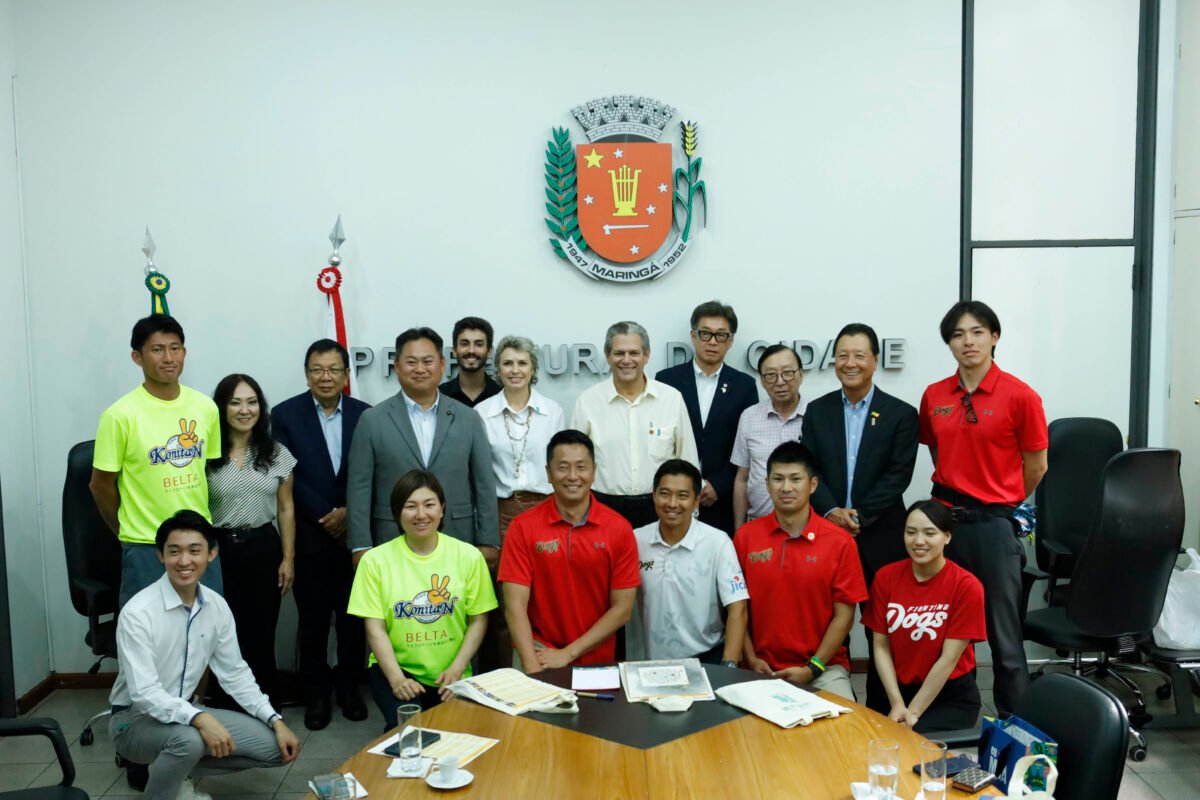 Prefeitura recebe visita de time de beisebol do Japão