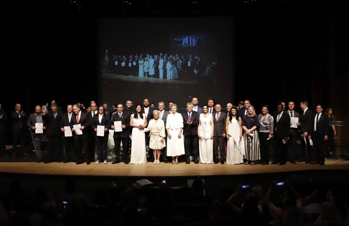 Com o Teatro Calil Haddad lotado, Silvio Barros e Sandra Jacovós tomam posse como prefeito e vice-prefeita de Maringá