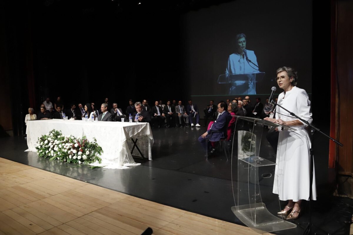 Com o Teatro Calil Haddad lotado, Silvio Barros e Sandra Jacovós tomam posse como prefeito e vice-prefeita de Maringá