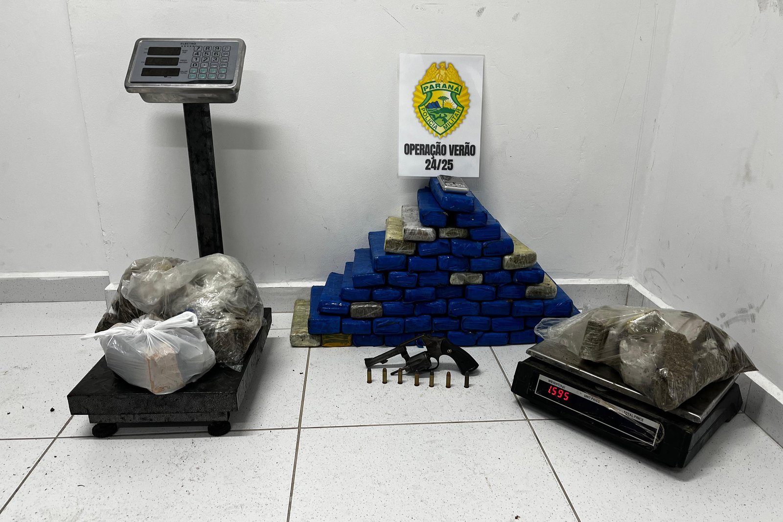 Polícia encontra imóvel do tráfico, prende três pessoas e apreende drogas no Litoral