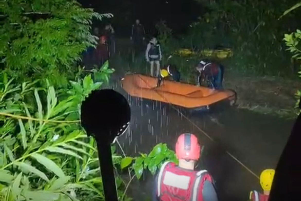 Bombeiros salvam 10 pessoas ilhadas em rio de Antonina após cabeça d’água