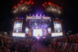 Fernando & Sorocaba fazem show interativo para 89 mil pessoas em Matinhos 