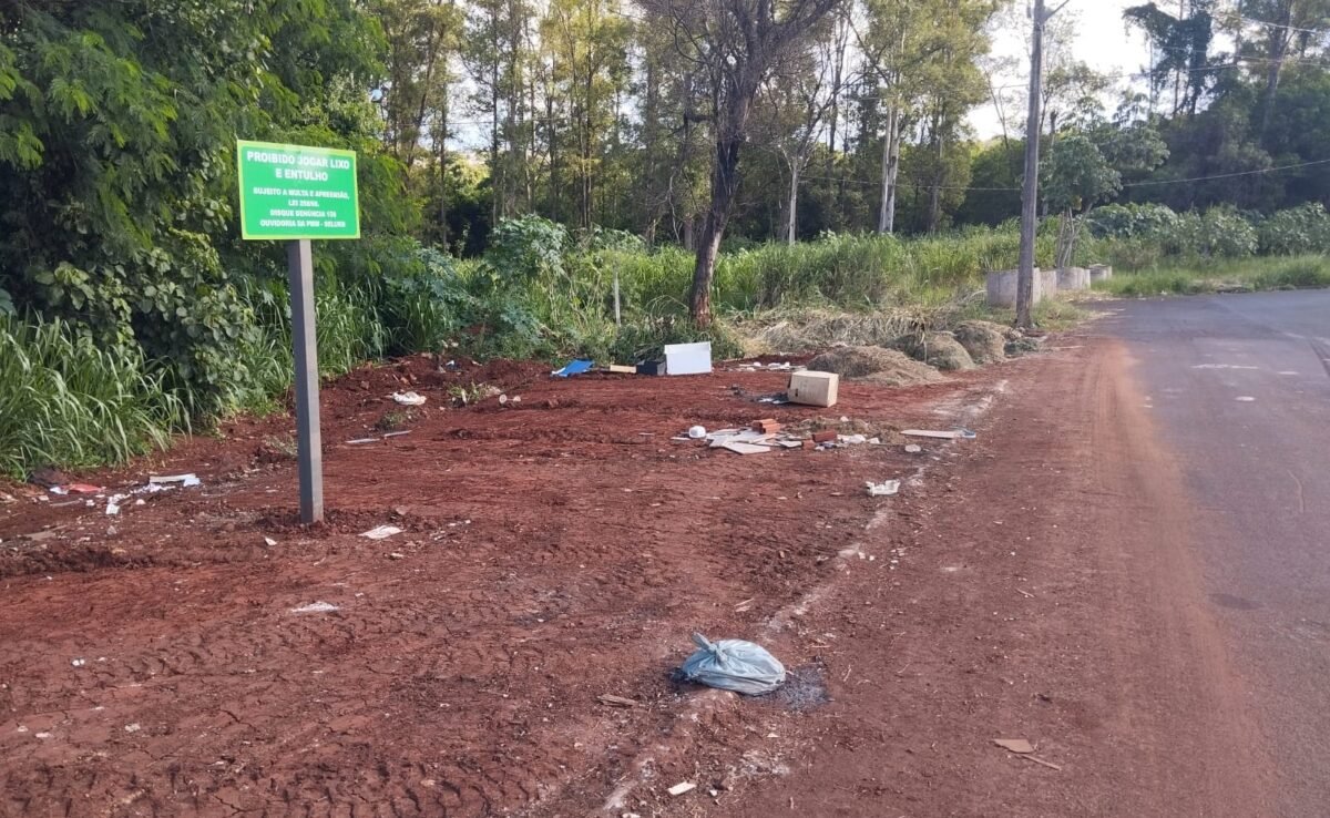 Lixo e falta de educação: locais voltam a ser alvo de descarte irregular poucas horas após limpeza em ação de controle da dengue