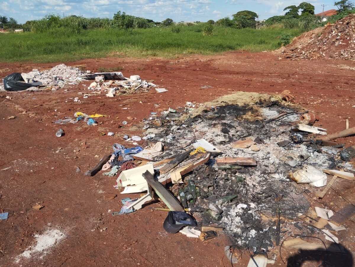 Lixo e falta de educação: locais voltam a ser alvo de descarte irregular poucas horas após limpeza em ação de controle da dengue