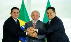 Hugo Motta (Republicanos-PB), presidente da Câmara dos Deputados, presidente Luiz Inácio Lula da Silva e o presidente do Senado Federal e do Congresso Nacional, Davi Alcolumbre (União Brasil-AP)