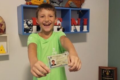 O brasiliense Benicio Vasques Silva Guimarães Rosa, de nove anos, com a sua CIN nas mãos.