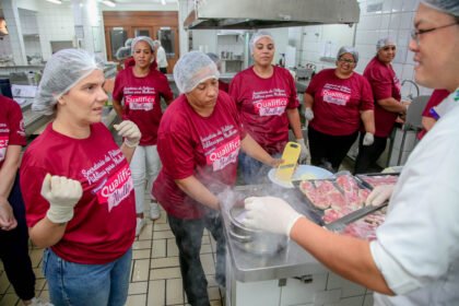 Alunas participam do curso Mulheres no Comando da Churrasqueira, ofertado gratuitamente pelo programa ‘Qualifica Mulher’. (Crédito: Rafael Macri/PMM)