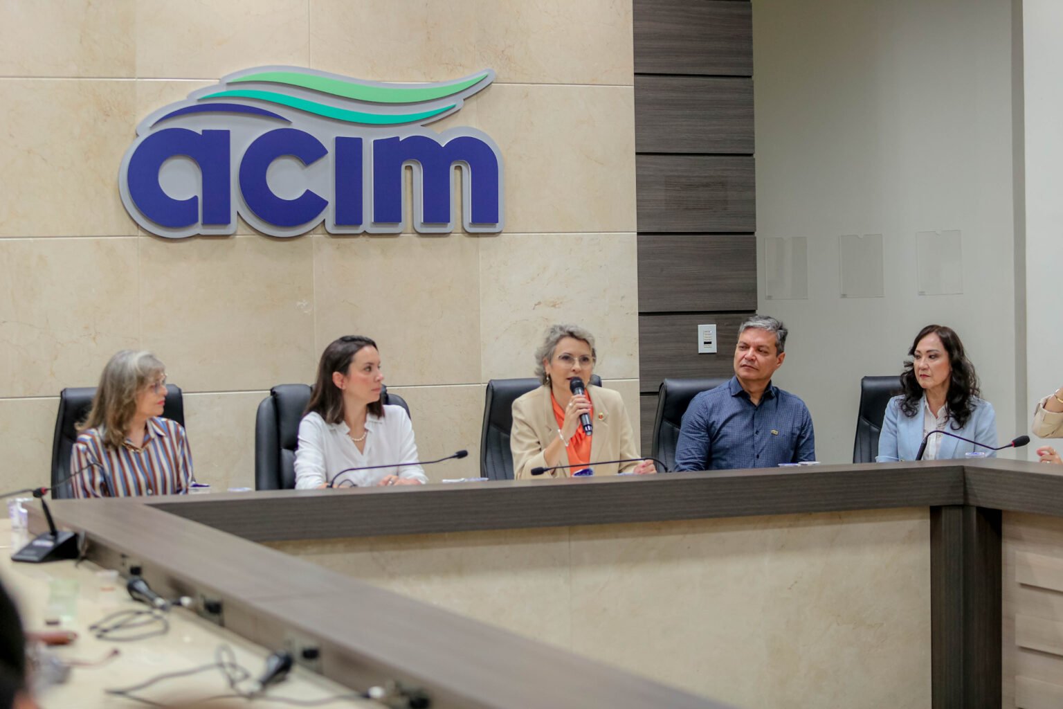 Sandra Jacovós apresentou projetos da gestão que estão em andamento e que visam melhorar a qualidade de vida dos maringaenses (Crédito: Rafael Macri/ PMM)