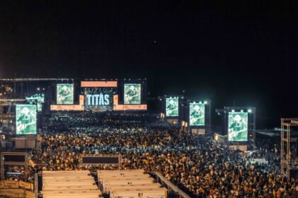 Fechando o Verão Maior, Titãs reúnem multidão de 105 mil pessoas em Matinhos