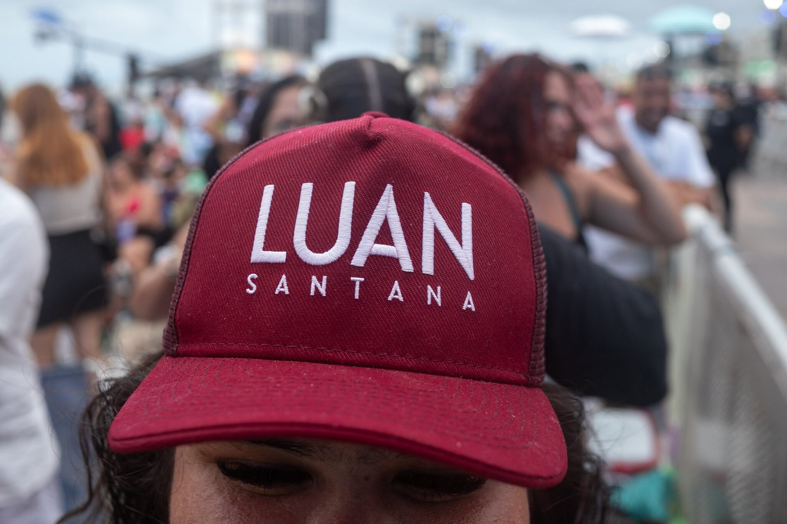 Fãs de Luan Santana dormem na praia para garantir o melhor lugar no show do Verão Maior Paraná