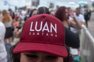 Fãs de Luan Santana dormem na praia para garantir o melhor lugar no show do Verão Maior Paraná