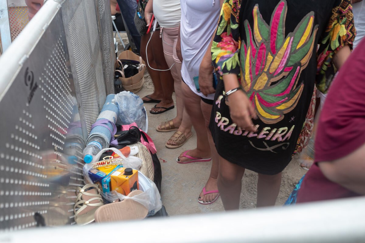 Fãs de Luan Santana dormem na praia para garantir o melhor lugar no show do Verão Maior Paraná