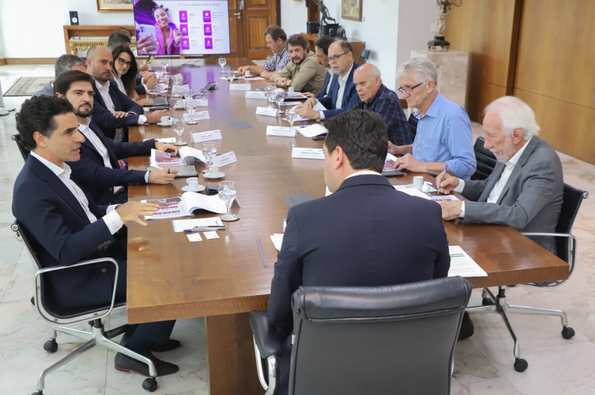 Governador recebe presidente da Vivo e discute ampliação de conectividade no Paraná