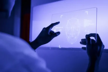 Inteligência Artificial; designer usando uma tecnologia futurista de tela de tablet digital transparente