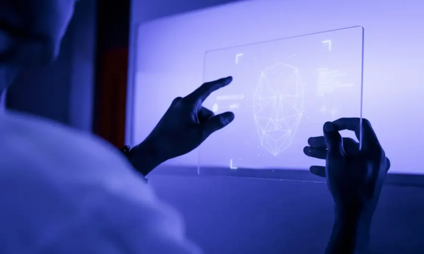 Inteligência Artificial; designer usando uma tecnologia futurista de tela de tablet digital transparente