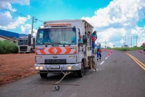 serviços de tapa-buracos e sinalização de trânsito