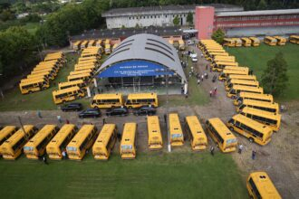 Em parceria com deputados, Governo começa entrega de 209 novos ônibus para a educação