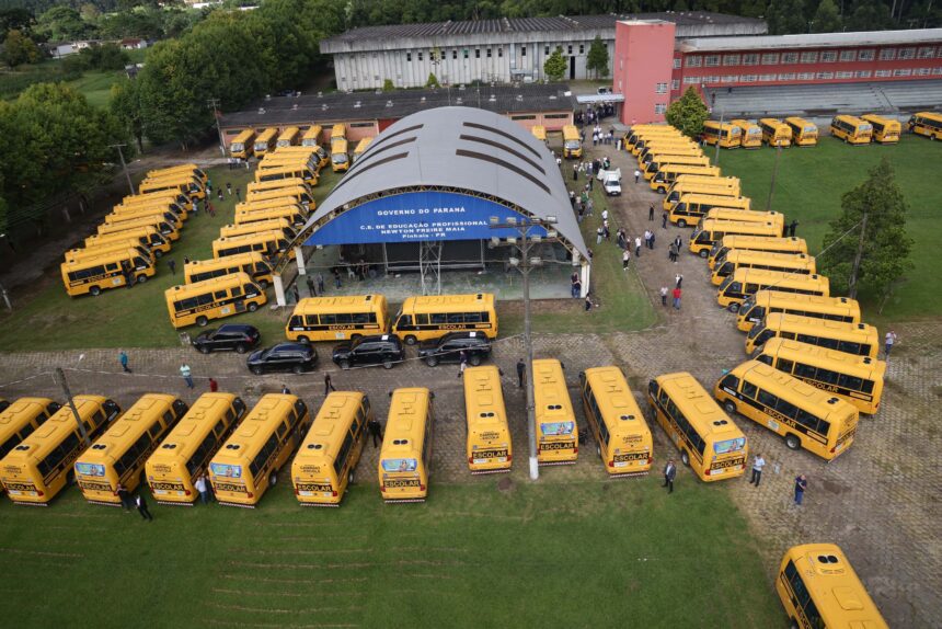 Em parceria com deputados, Governo começa entrega de 209 novos ônibus para a educação