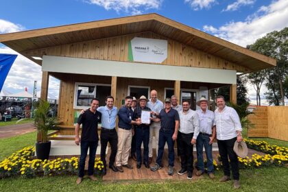 Paraná oficializa doação de 100 casas rurais sustentáveis para o Rio Grande do Sul