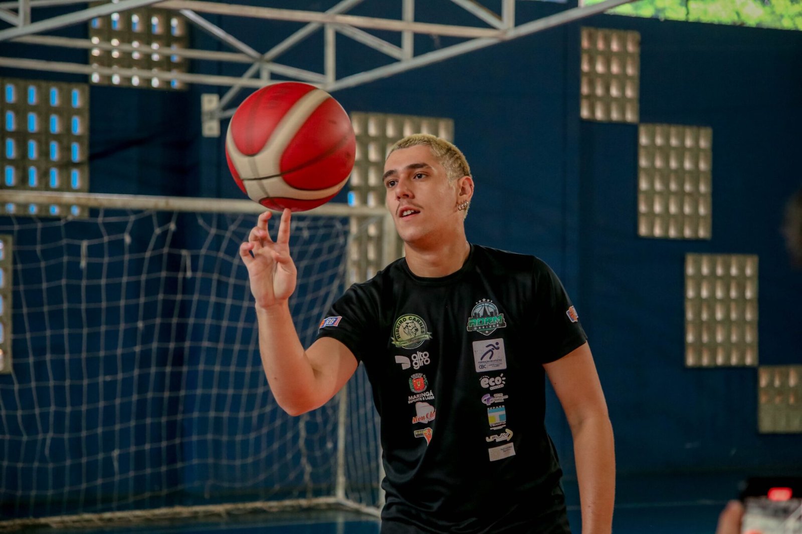 Atleta com bola de basquete