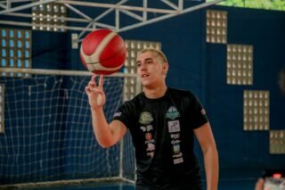 Atleta com bola de basquete